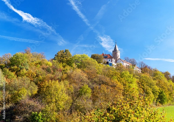 Obraz Mittelalterliche Burg in Thüringen umgeben von herbstlich gefärbtem Wald