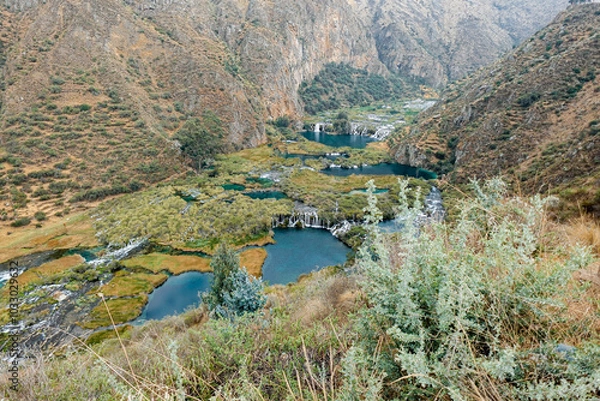 Fototapeta Panorama de lagunas, cascadas y ríos desde un mirador de la reserva de Nor Yauyos en Huancaya, Lima, Perú