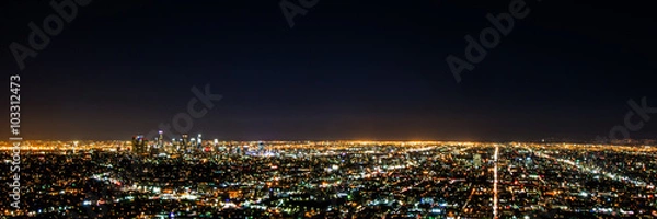 Fototapeta Nocny widok panoramy z długiej ekspozycji na centrum Los Angeles i otaczający obszar metropolitalny z hollywoodzkich wzgórz