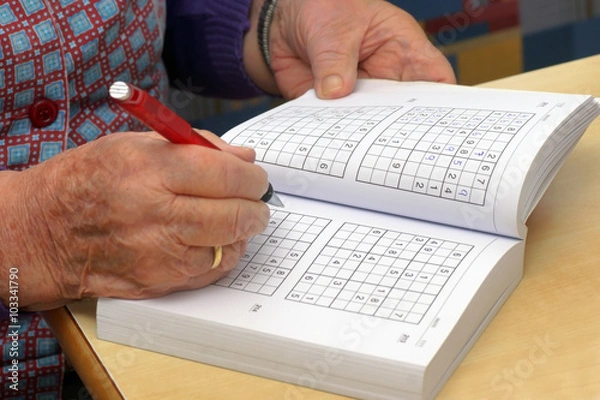Obraz Oma löst Sudoku