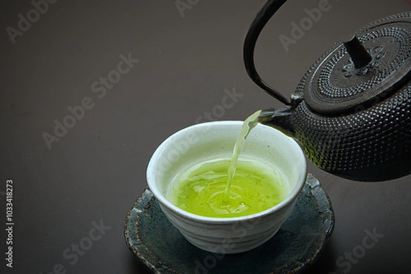 Obraz 鉄でできた急須と茶碗に注がれた日本茶