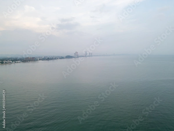 Fototapeta 태국 파타야 좀티엔 비치 해안선을 따라 늘어선 고층 콘도와 호텔 빌딩 스카이라인 전경
