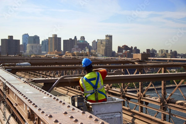 Fototapeta Worker on Brooklyn Bridge.