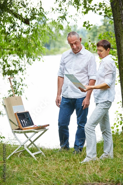 Fototapeta Paar Senioren macht Malkurs in der Natur