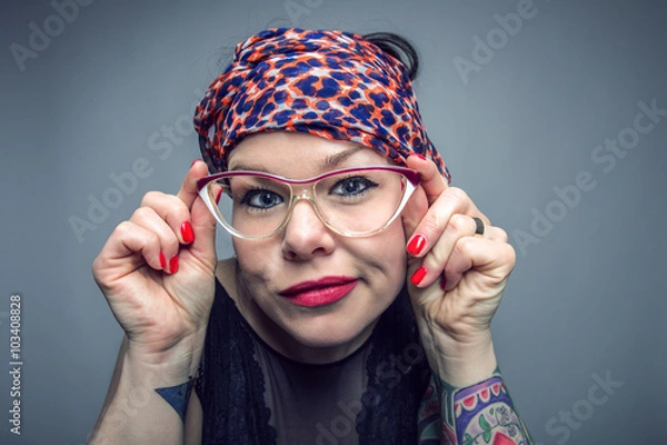 Obraz Frau trägt verrückte Brille
