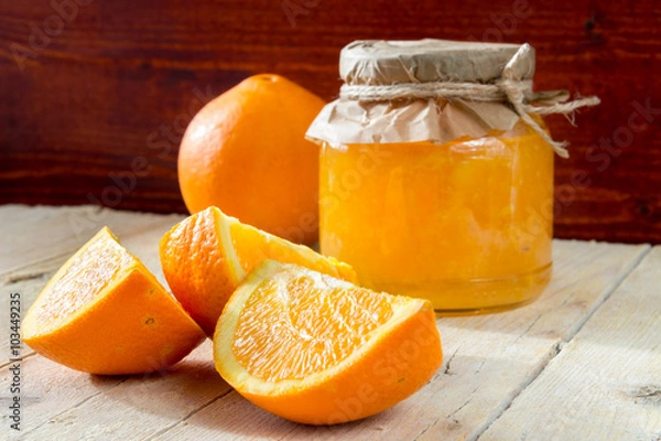 Obraz Банк апельсинового джема и несколько долек апельсина