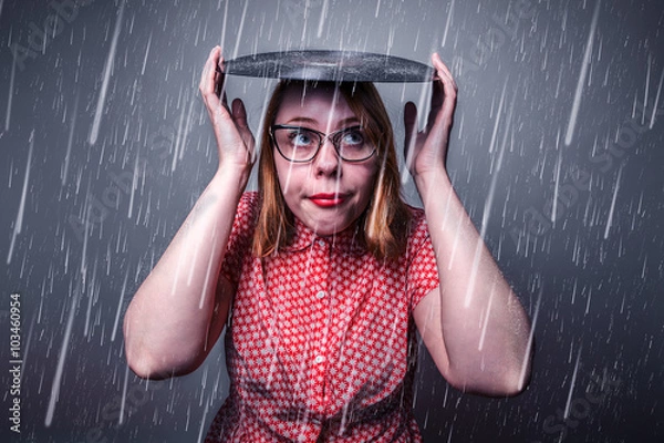 Obraz Rothaarige Frau / Im Regen stehen / Es regnet in Strömen
