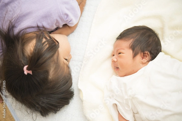 Fototapeta 見つめ合う幼い弟とお姉ちゃん
