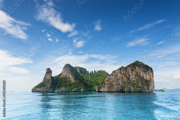 Fototapeta Tajlandia Klif wyspa Głowa kurczaka nad wodą oceanu podczas wycieczki statkiem turystycznym w kurorcie Railay Beach