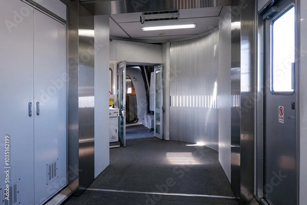 Fototapeta 空港ターミナルと飛行機を結ぶボーディングブリッジ（東京都大田区）