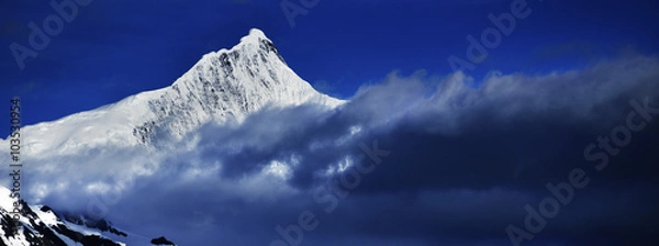 Obraz snowcap in cloud and mist