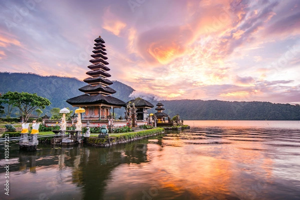 Obraz Pura Ulun Danu Bratan, słynna świątynia hinduska i atrakcja turystyczna na Bali, Indonezja