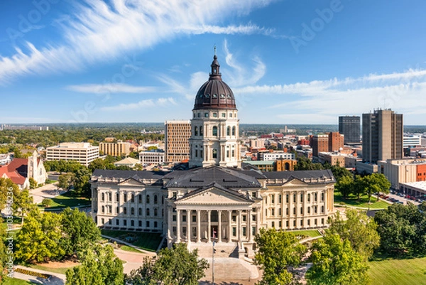 Obraz Aerial view of Kansas State Capitol, in Topeka on a sunny day. The Kansas State Capitol is the building housing the executive and legislative branches of government for the U.S. state of Kansas