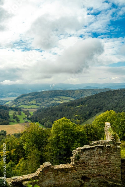 Fototapeta Unterwegs an der Landesgrenze zwischen Hessen und Thüringen im wunderschönen Eichsfeld zur Burg Hanstein bei Bornhagen - Thüringen - Deutschland