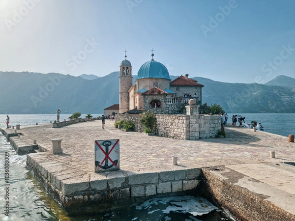 Fototapeta Die bekannte Kirche auf der Insel Gospa od Škrpjela oder Maria vom Felsen in der Bucht von Kotor in Montenegro