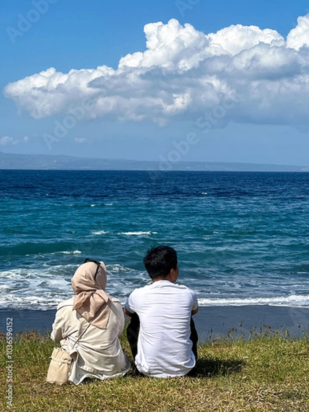 Fototapeta young couple on the beach in bali