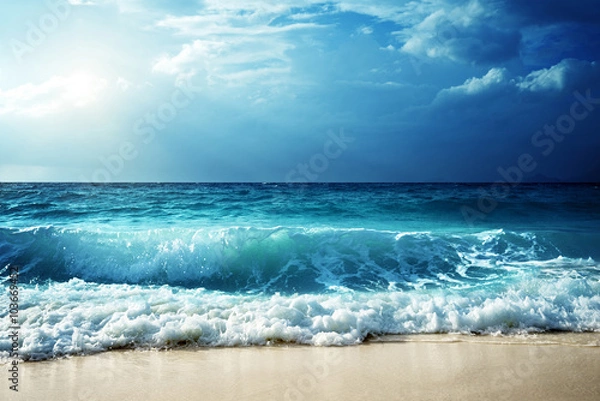 Fototapeta fale na plaży na Seszelach