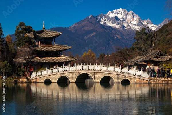 Obraz Black Dragon Pool. It's a famous pond in the scenic Jade Spring Park (Yu Quan Park) located at the foot of Elephant Hill, a short walk north of the Old Town of Lijiang in Yunnan province, China.