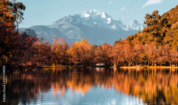 Obraz Basen Czarnego Smoka. To słynny staw w malowniczym Jade Spring Park (Yu Quan Park) położonym u podnóża Elephant Hill, w odległości krótkiego spaceru na północ od Starego Miasta w Lijiang w prowincji Yunnan w Chinach.