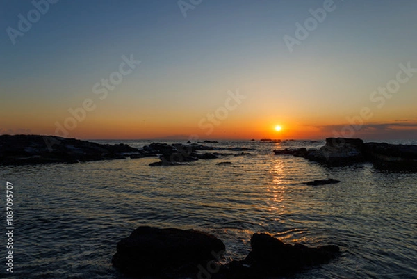 Obraz キレイな夕暮れ空が映る小波入り江