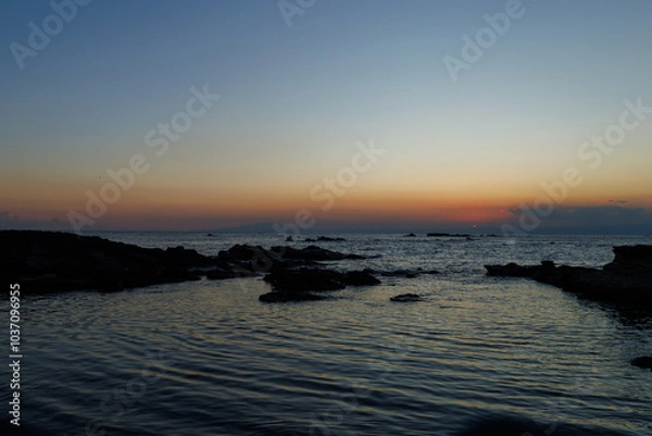 Obraz マジックアワー色に染まる小波の海岸