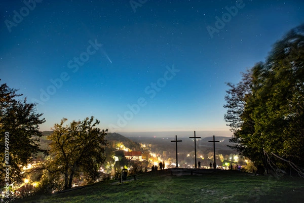 Obraz Kometa C/2023 A3 Tsuchinshan-ATLAS wodoczna nad Kazimierzem Dolnym