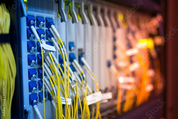 Fototapeta światłowód z serwerami w technologicznym centrum danych
