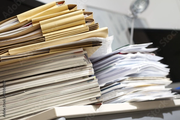 Obraz Akten und Papierstapel in einem Büro