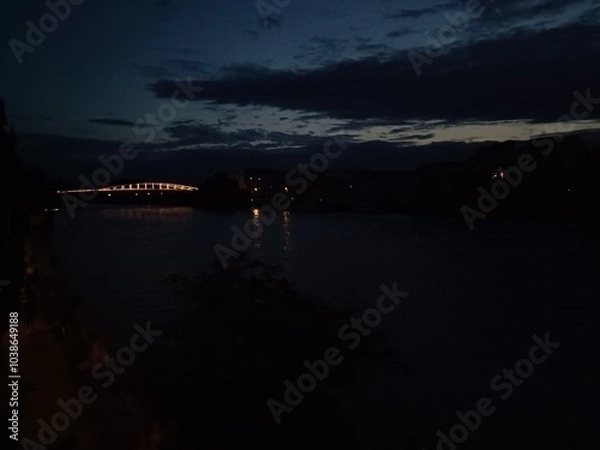 Obraz Pont sombre reflété dans le canal en soirée