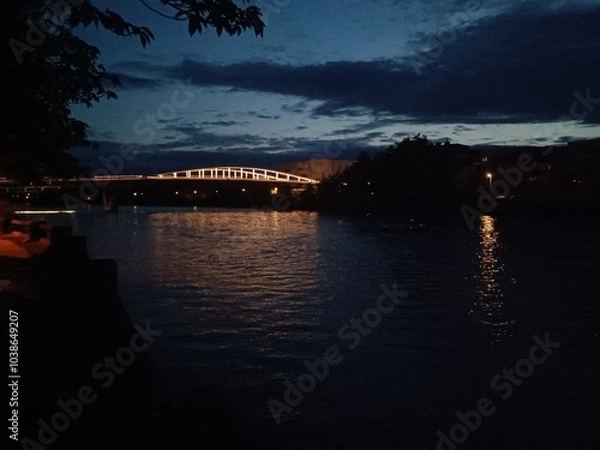 Obraz Pont sombre reflété dans le canal en soirée