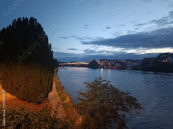 Obraz Pont sombre reflété dans le canal en soirée