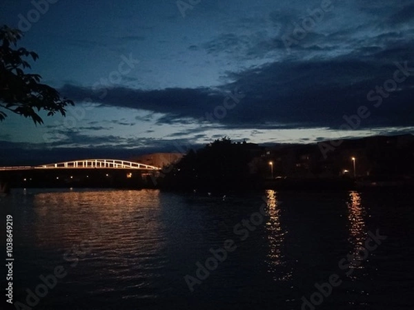 Obraz Pont sombre reflété dans le canal en soirée