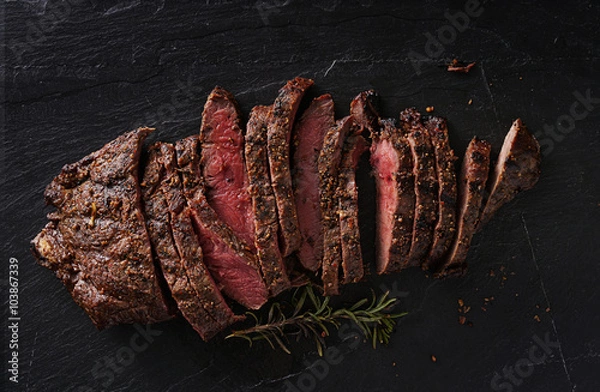 Obraz grillowany stek z płaskiego żelaza nakręcony w stylu flat lay z góry