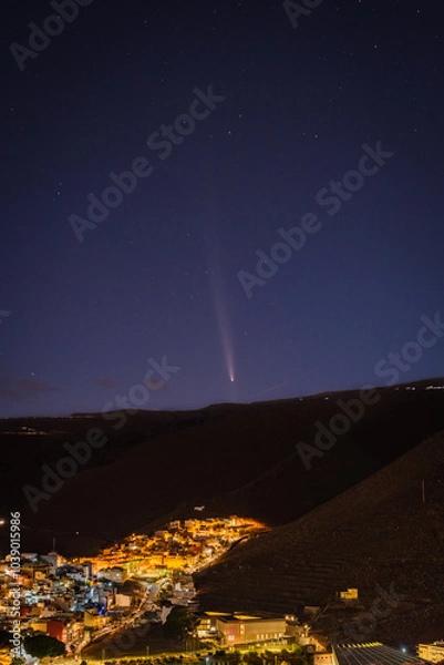Obraz Comet Tsuchinshan Altlas passing for La Gomera at sunset