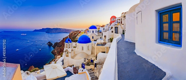 Fototapeta Santorini, Grecja - Oia o zachodzie słońca, panorama