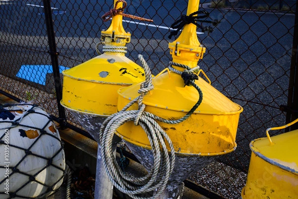Obraz 港に置いてある漁業用の黄色い目標ブイ