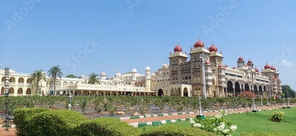 Fototapeta Mysore Palace, also known as Amba Vilas Palace, is a historical palace and a royal residence. It is located in Mysore, Karnataka, India. 
It used to be the official residence of the Wadiyar dynasty. 