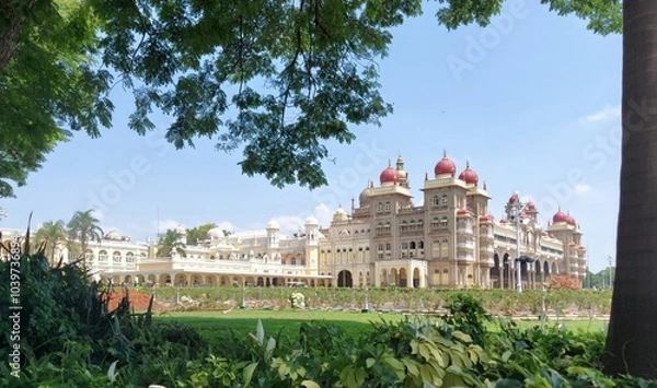 Obraz Mysore Palace, also known as Amba Vilas Palace, is a historical palace and a royal residence. It is located in Mysore, Karnataka, India. 
It used to be the official residence of the Wadiyar dynasty. 