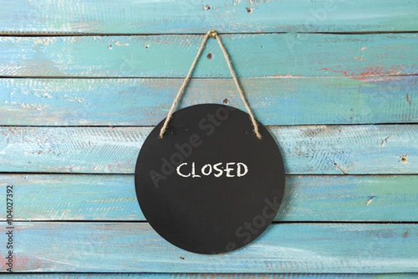 Obraz closed sign hanging on blue background
