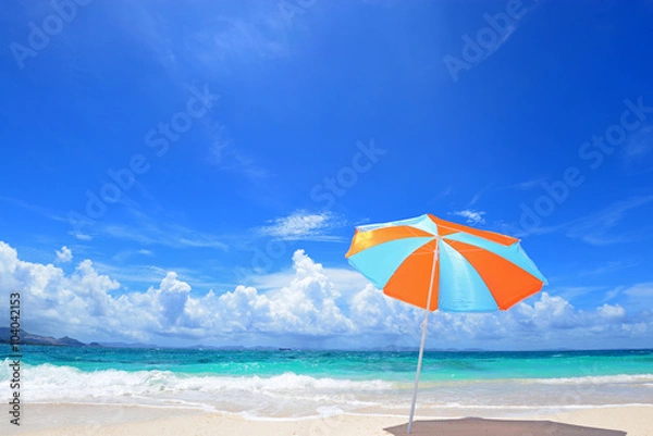 Obraz 美しい海とビーチパラソル