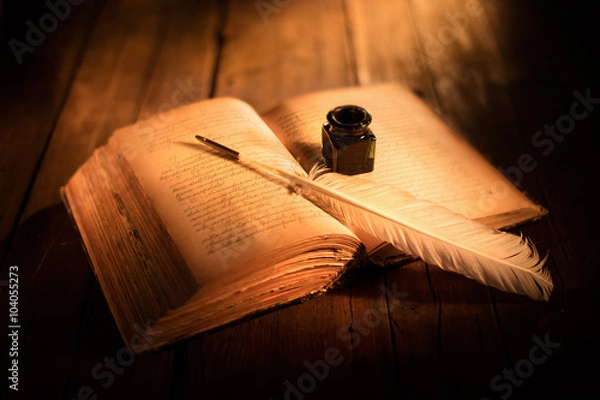 Obraz libro antico con penna e calamaio