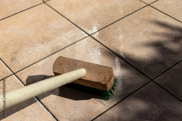 Obraz 屋外のタイルをデッキブラシでこする