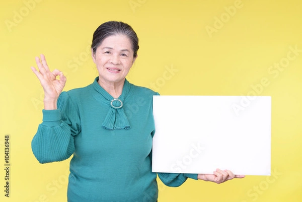 Fototapeta ホワイトボードを持つ笑顔の年配者