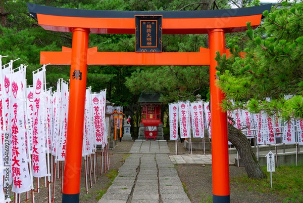 Fototapeta 紅葉に包まれる秋の榛名神社 随神門　群馬県高崎市