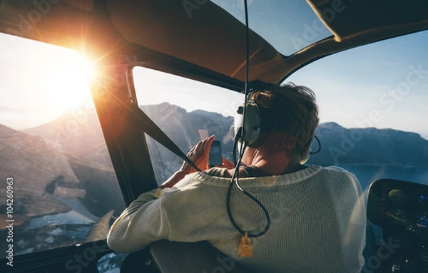 Obraz Kobieta turysta na wycieczkę helikopterem robienia zdjęć