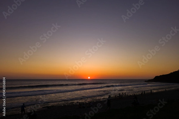 Obraz un coucher de soleil sur l'ocean indien au moment ou le soleil rejoint la ligne d'horizon au crepuscule