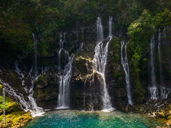 Obraz La cascade de grand galet dites aussi cascade de Langevin qui ruisselle le long des roches 