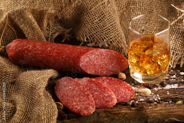 Fototapeta Сочная салями с виски