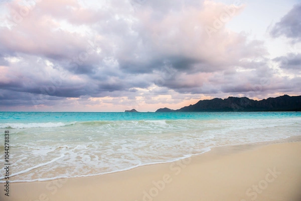 Fototapeta Sandy Tropical Beach on a Cloudy Day in Hawaii