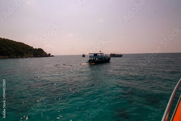 Fototapeta 태국 방사레이 앞바다의 다양한 낚시배와 보트들이 어우러진 열대 해안선 풍경